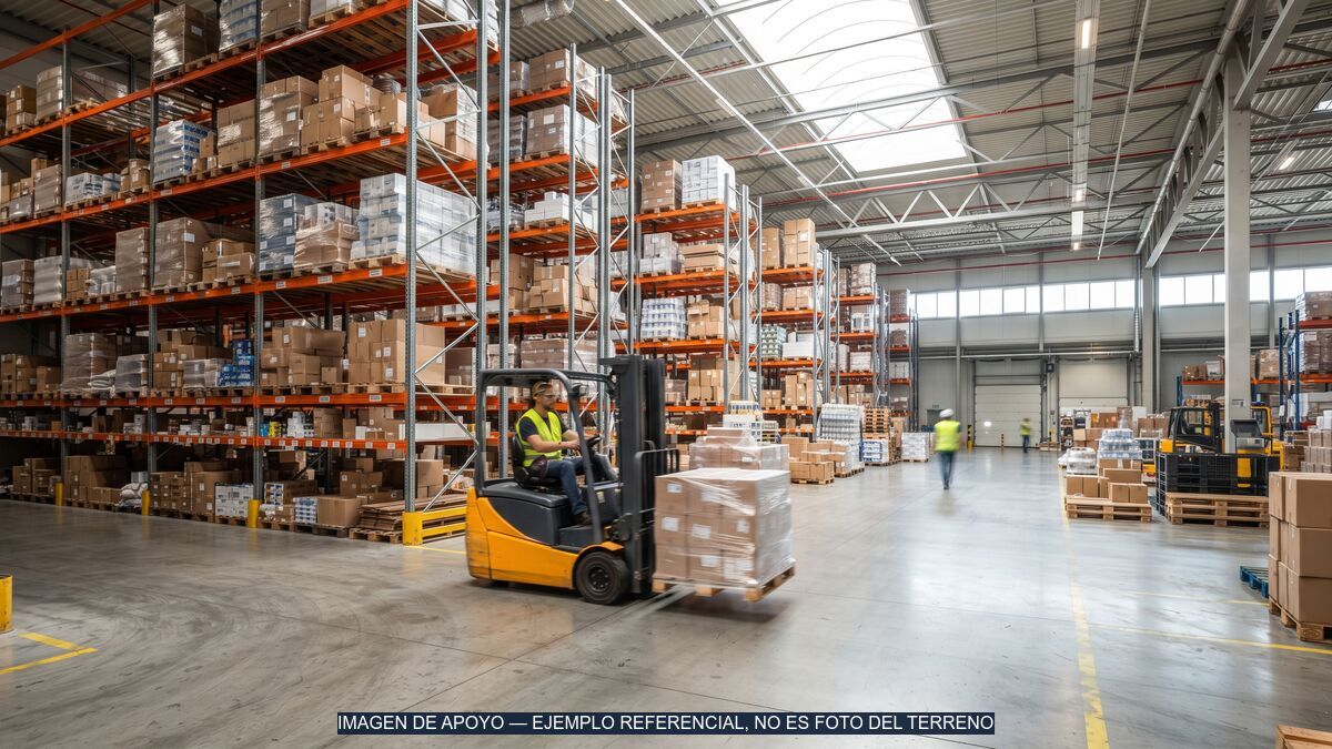 Imagen de apoyo (IA): ejemplo de interior de bodega con racks y montacargas, no es una construcción real del predio