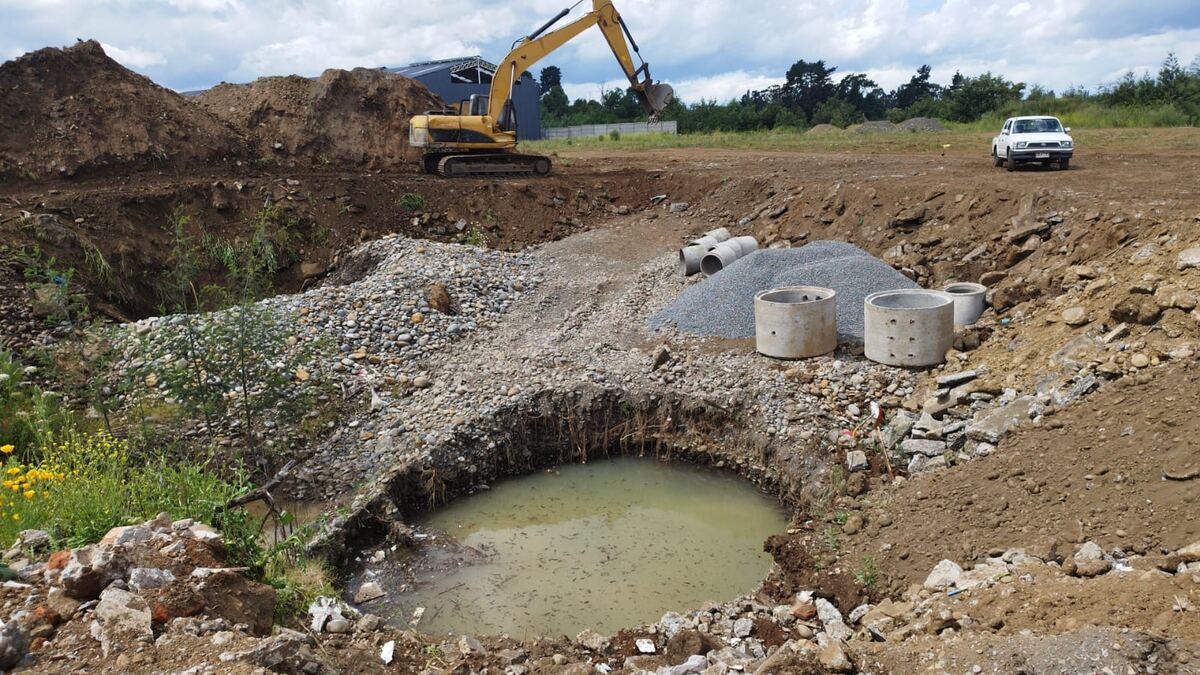 Foto real: pozo de agua propio, construido con tubos y anillos de cemento
