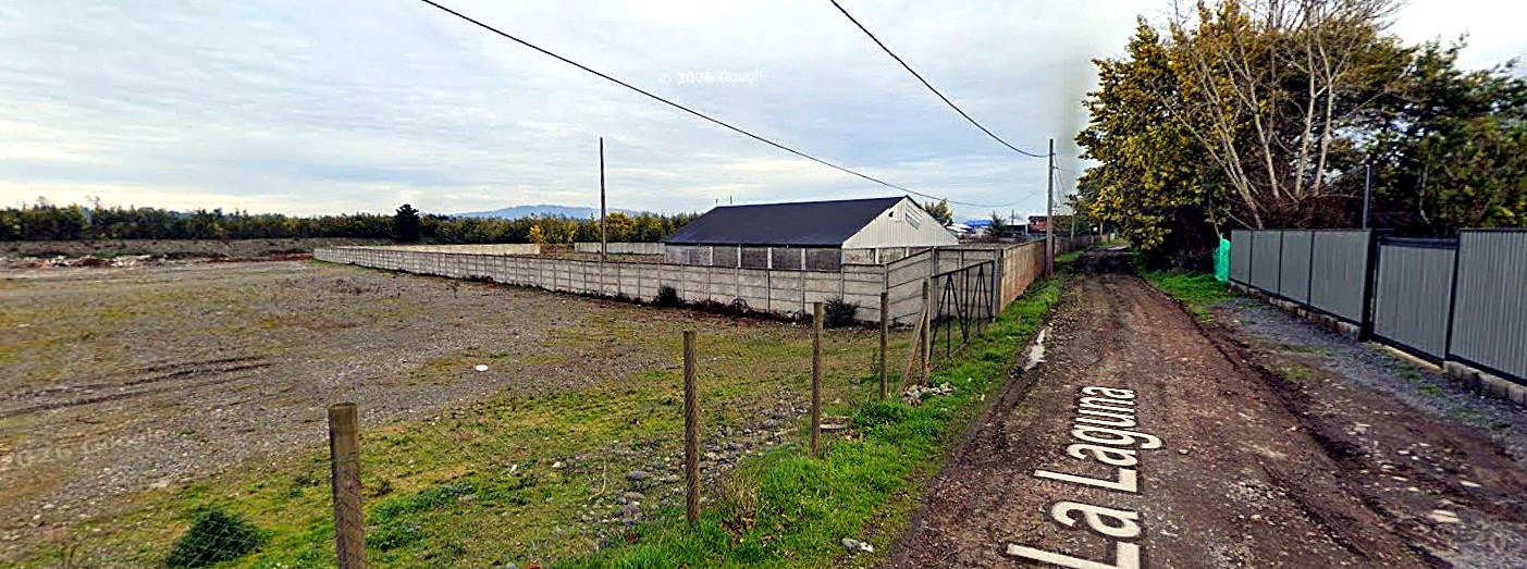 Vista real desde el camino La Laguna: cierre perimetral de hormigón ya construido en el deslinde con el predio vecino